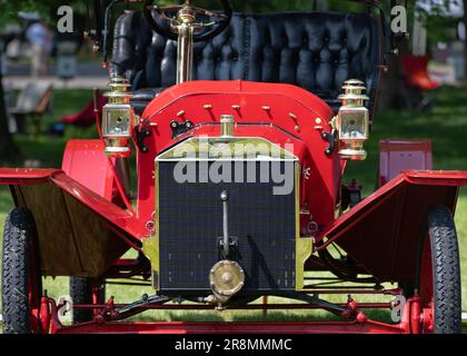 GROSSE POINTE SHORES, MI/USA - 18. JUNI 2023: Nahaufnahme einer 1908 Ford Model S Roadster Handkurbel, EyesOn Design Car Show, in der Nähe von Detroit, Michigan. Stockfoto