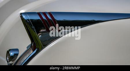 GROSSE POINTE SHORES, MI/USA - 18. JUNI 2023: Nahaufnahme eines Rücklichts von Buick Skylark aus dem Jahr 1954, EyesOn Design Car Show, in der Nähe von Detroit, Michigan. Stockfoto