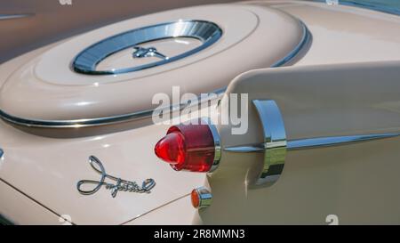 GROSSE POINTE SHORES, MI/USA - 18. JUNI 2023: Nahaufnahme eines 1958 Chrysler Imperial Hecklichts, EyesOn Design Car Show, nahe Detroit, Michigan. Stockfoto