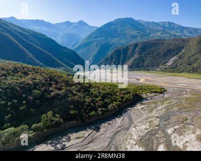 Luftaufnahme der abgelegenen Landschaft von Rio Sacambaya mit einem riesigen Flussbett und Flusskanälen in den bolivianischen Anden in Südamerika Stockfoto