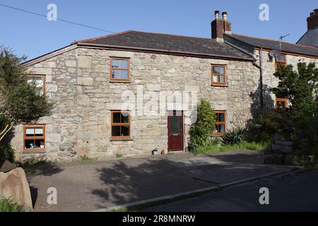 Ein einfaches, aus Stein gebautes Cornish Cottage, das sich im reizvollen Dorf Brea in Cornwall, England, befindet. Stockfoto