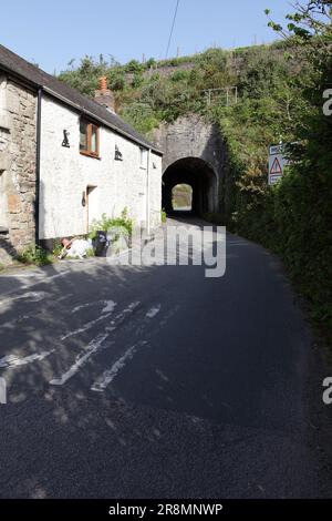 Ein einfaches Cornish Cottage, im reizenden Dorf Brea in Cornwall, England. Der Zugang nach Brea erfolgt über den hier betrachteten Brea-Tunnel. Stockfoto