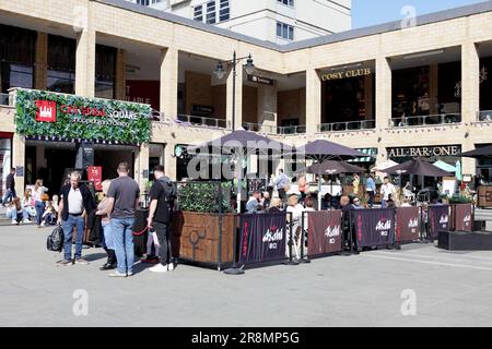 An einem sehr warmen Tag Ende April sehen Sie hier den Cathedral Square in Worcester. Stockfoto