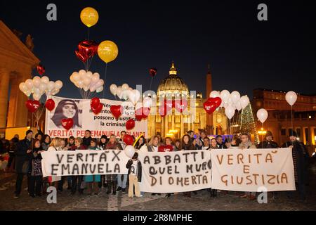Rom, Italien. 22. Juni 2023. Fackelprozession zum Gedenken an Emanuela Orlandi am Petersplatz am 14. Januar 2015 (Foto: Matteo Nardone/Pacific Press/Sipa USA) Kredit: SIPA USA/Alamy Live News Stockfoto