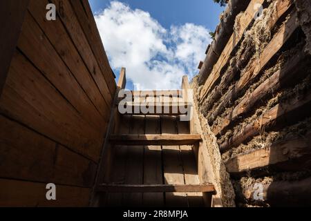 Ausblick auf eine verlassene Treppe, die zum Himmel führt, abstraktes, gräbiges Innenfoto Stockfoto