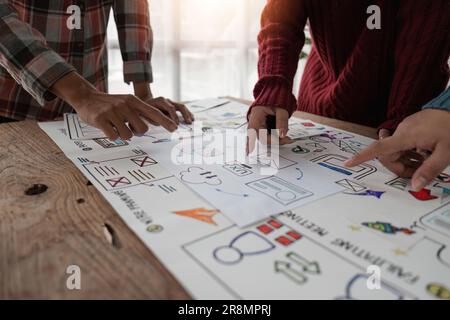 Kreativer Designer wählt Farbmuster für die Entwicklung von Websites mit mobiler Reaktionsfähigkeit mit UI UX. Erstellung eines Entwurfsmodells für das Skizzenlayout in Drahtmodellen ein Stockfoto