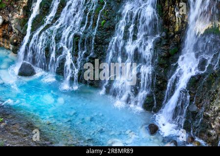 Shirahige Wasserfälle und der Fluss Biei Stockfoto