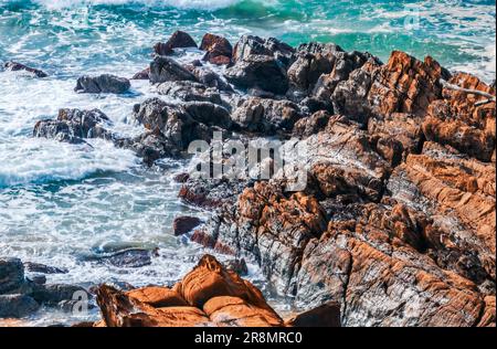 Felsen am Cuttagee Beach an der Küste von Sapphire an der Südküste von NSW, Australien Stockfoto
