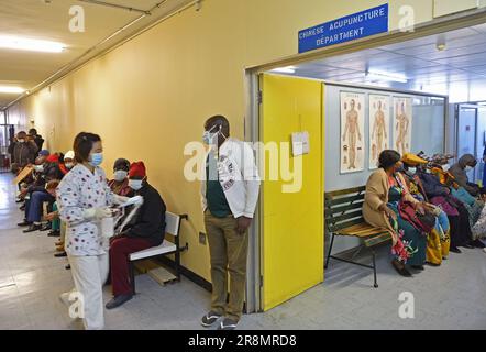 Windhoek, Namibia. 21. Juni 2023. Patienten warten vor dem Behandlungsraum chinesischer Ärzte im Katutura Hospital in Windhoek, Namibia, 21. Juni 2023. Kredit: Chen Cheng/Xinhua/Alamy Live News Stockfoto