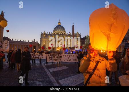Rom, RM, Italien. 22. Juni 2023. Fackelzug zum Gedenken an Emanuela Orlandi am Petersplatz, am 14. Januar 2015 (Kreditbild: © Matteo Nardone/Pacific Press via ZUMA Press Wire) NUR REDAKTIONELLER GEBRAUCH! Nicht für den kommerziellen GEBRAUCH! Stockfoto