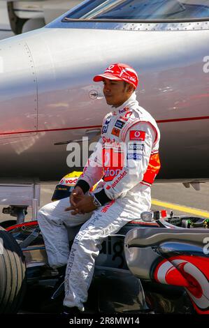 Lewis Hamilton auf einer Presseveranstaltung mit McLaren F1 Car und VistaJet Bombardier Learjet 40XR Business Jet Jet Flugzeug auf der Farnborough International Airshow Stockfoto