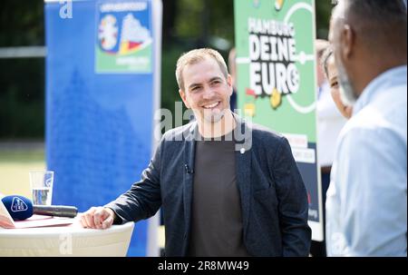 Hamburg, Deutschland. 22. Juni 2023. Philipp Lahm, Turnierdirektor der UEFA EURO 2024, lacht während einer Pressekonferenz über einen UEFA EURO 2024 Ideenwettbewerb. Kredit: Daniel Reinhardt/dpa/Alamy Live News Stockfoto