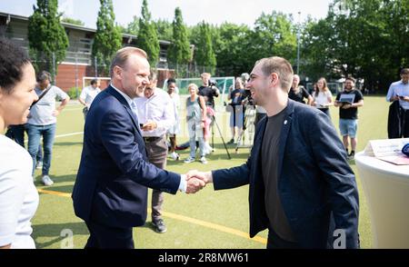 Hamburg, Deutschland. 22. Juni 2023. Philipp Lahm (r), Turnierdirektor der UEFA EURO 2024, und Andy Grote (SPD), Senator des Innern Hamburgs, begrüßen einander vor einer Pressekonferenz über einen Ideenwettbewerb für die UEFA EURO 2024. Kredit: Daniel Reinhardt/dpa/Alamy Live News Stockfoto