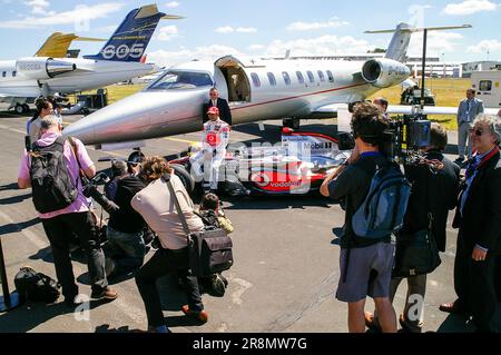 Lewis Hamilton vor der Presse mit McLaren F1 Auto und VistaJet Bombardier Learjet 40XR Business Jet Jet Flugzeug auf Farnborough International Airshow Stockfoto