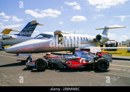 Presseveranstaltung mit Lewis Hamiltons McLaren F1 Auto und VistaJet Bombardier Learjet 40XR Business Jet Jet Flugzeug auf der Farnborough International Airshow Stockfoto