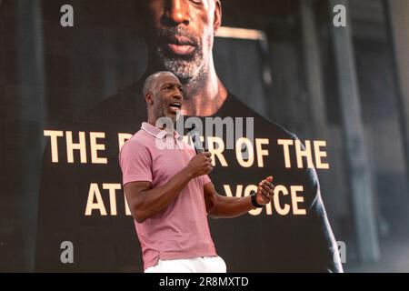 Cannes, Frankreich – Juni 22 2023: Michael Johnson (Olympische Spiele 96 in Atlanta, vier Olympische Goldmedaillen und neun Goldmedaillen der Weltmeisterschaft) nahm während der „Power of the Athlete's Voice“-Sitzung bei den Cannes Lions 2023 © ifnm Press auf der Bühne Teil Stockfoto