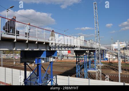 Moskau, Russland - 10. Mai. 2020. Fußgängerbrücke über den Bahnhof Kryukovo in Zelenograd Stockfoto