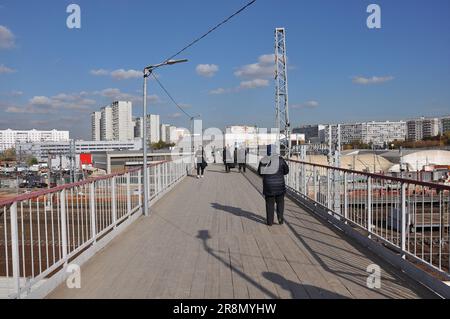 Moskau, Russland - 10. Mai. 2020. Fußgängerbrücke über den Bahnhof Kryukovo in Zelenograd Stockfoto