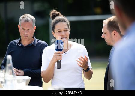 Hamburg, Deutschland. 22. Juni 2023. Celia Sasic (M), Botschafterin der UEFA EURO 2024 und DFB-Vizepräsidentin für Gleichheit und Vielfalt, spricht auf einer Pressekonferenz über einen UEFA EURO 2024-Ideenwettbewerb. Kredit: Daniel Reinhardt/dpa/Alamy Live News Stockfoto