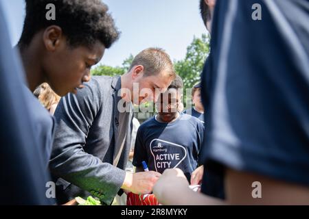 Hamburg, Deutschland. 22. Juni 2023. Philipp Lahm, Turnierdirektor der UEFA EURO 2024, signiert Autogramme am Rande einer Pressekonferenz über einen Ideenwettbewerb für die UEFA EURO 2024. Kredit: Daniel Reinhardt/dpa/Alamy Live News Stockfoto