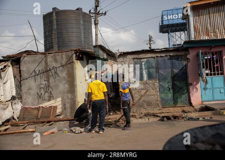 Nairobi, Kenia. 20. Juni 2023. Bewohner, die auf der Straße in Kibera Slum, Nairobi, arbeiten. Dies ist eine Reihe von Leben durch die geschäftigen Straßen von Nairobi City, bekannt als Stadt unter der Sonne, die vom Maasai Wort Enkare befreit ist, was übersetzt „Ort des kühlen Wassers“ bedeutet. Nairobi ist die größte Hauptstadt Kenias. (Kreditbild: © Donwilson Odhiambo/ZUMA Press Wire) NUR REDAKTIONELLE VERWENDUNG! Nicht für den kommerziellen GEBRAUCH! Stockfoto