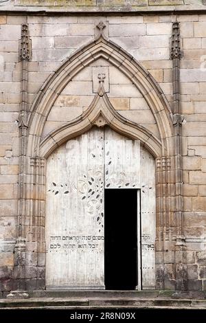 Kirche Portal in Dinan Stockfoto