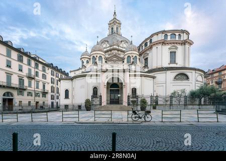 Seitenansicht der barocken Basilika Santuario della Consolata, auch Basilika Santa Maria della Consolazione, Architekt Guarino Guarini, Turin Stockfoto