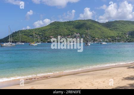 Princess Margaret Bay mit Hügeln im Hintergrund, Bequia, Saint Vincent und die Grenadinen Stockfoto