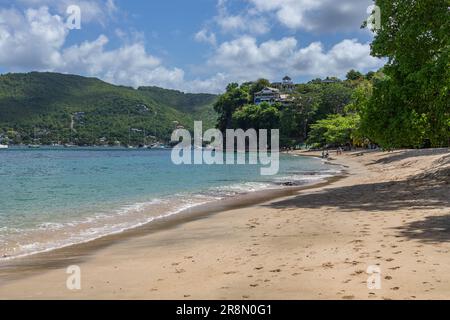 Princess Margaret Bay mit Hügeln im Hintergrund, Bequia, Saint Vincent und die Grenadinen Stockfoto