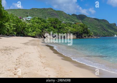 Princess Margaret Bay mit Hügeln im Hintergrund, Bequia, Saint Vincent und die Grenadinen Stockfoto