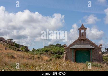 Kleine Kapelle an der Cote de Granit Rose Stockfoto