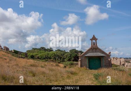 Kleine Kapelle an der Cote de Granit Rose Stockfoto