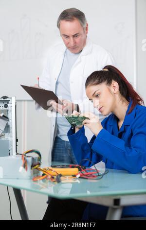 Junger Techniker überprüft das elektronische Gerät Stockfoto