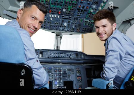 Lehrling im Cockpit des Flugsimulators Stockfoto