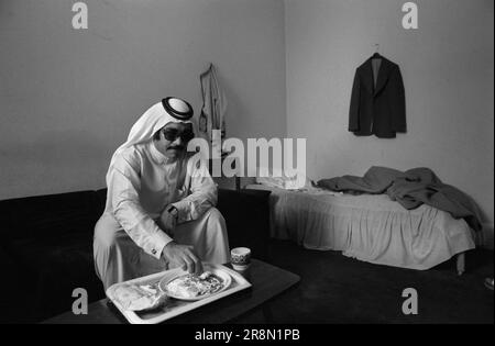 Arme Araber in London essen Essen Bedsitter 1970er UK. In den späten 1970er Jahren sorgten die Regierungen des Nahen Ostens für die Gesundheitsversorgung ihrer Staatsangehörigen in London, viele blieben in billigen Schlafzimmern in der Gegend von Earls Court. Earls Court, London, England, ca. 1977 70s HOMER SYKES Stockfoto