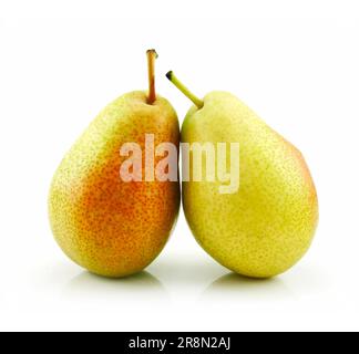 Zwei reife Birnen, isoliert auf weißem Hintergrund Stockfoto