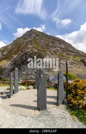 Steininstallation, Wanderweg zum Bergsee Llyn Idwal, Pont Pen-y-benglog, Llyn Ogwen, Wales, Großbritannien, Kunst, Skulptur, Steine Stockfoto