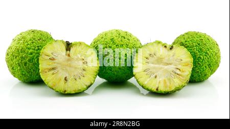 In Scheiben geschnitten Osage Orange (Maclura), Isolated on White Background Stockfoto