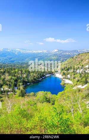 Kumanuma in Hachimantai-daira und eine Bergkette mit anhaltendem Schnee Stockfoto