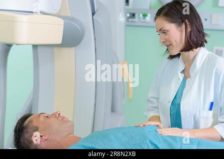 Patienten, die sich einer MRT-Untersuchung im Krankenhaus Stockfoto