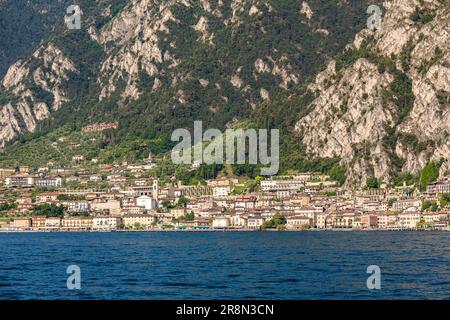 Blick auf das Dorf Limone sul Garda am Gardasee, Lombardei, Italien Stockfoto
