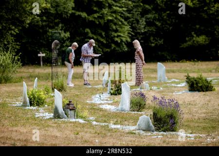 DRONTEN - zerstörte Gräber im Koningin Wilhelminabos. Es wurde eine Spendenaktion gestartet, um Geld zu sammeln, um das weitgehend zerstörte Denkmal für Menschen, die in Dronten an Krebs gestorben sind, wiederherzustellen.ANP ROBIN VAN LONKHUIJSEN niederlande out - belgien out Stockfoto