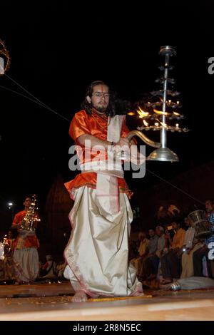 Brahmin Hindu Priester bei der Zeremonie, Daswamedh Ghat, Varanasi, Benares, Uttar Pradesh, Indien Stockfoto