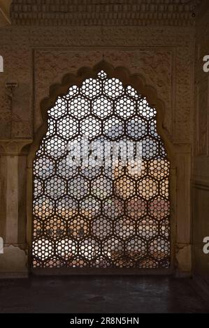 Stein geschnitztes Fenster, Ganesh Pol, Amber Fort, Jaipur, Rajasthan, Indien, Fort Stockfoto