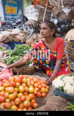 Indische Frau, die Gemüse verkauft, Udaipur, Rajasthan, Indien, Marktfrau Stockfoto