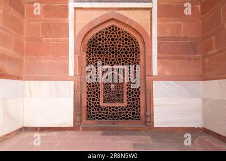 Geschnitztes Steinfenster, Grab von Nasiruddin Muhammad, Humayun Mausoleum, Delhi, Indien Stockfoto