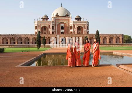 Indische Frauen, Grab von Nasiruddin Muhammad, Humayun Mausoleum, Delhi, Indien Stockfoto