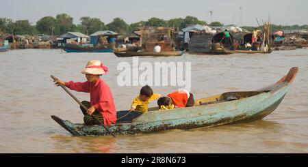 Frau mit Kindern in einem Ruderboot, schwimmendem Dorf, Lake Tonle SAP bei Siem Reap, Kambodscha Stockfoto