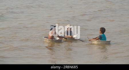 Kambodschanische Jungs, die im Waschbecken schweben, Lake Tonle SAP bei Siem Reap, Kambodscha Stockfoto