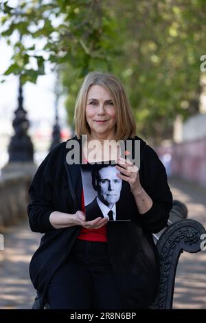 Lorelei King, fotografiert an der COVID-Gedenkmauer entlang der Themse, die ihren Ehemann Vincent Marzello an COVID 19 verlor. FOTO: JEFF GILBE Stockfoto